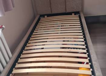 Łóżko tapicerowane ze stelażem