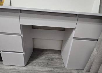 Nowoczesne białe biurko