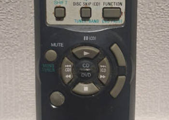 oryginalny pilot marki Aiwa, model RC-AAR02.