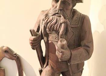 Stara, drewniana, rzeźbiona figura Myśliwego