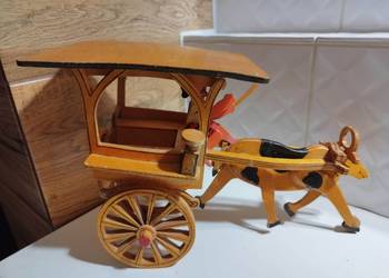 Miniatura wozu ciągniętego przez wołu,