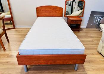 Łóżko z materacem 200 cm x 90 cm i szafką