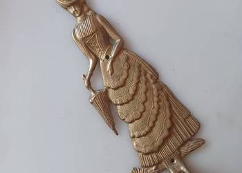 Wieszak mosiężny na ręczniki. Pani z parasolką.