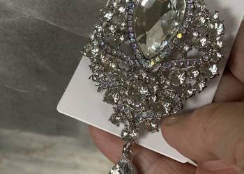 Elegancka biżuteryjna broszka z ruchomą łezką