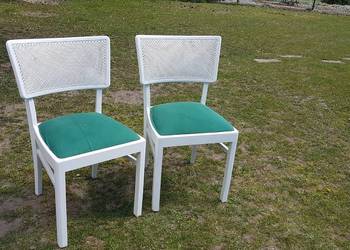 dwa krzesła z rafią