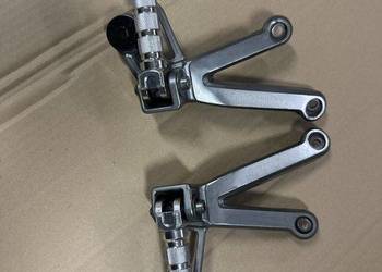 Sety podnóżki tył Suzuki GSF 1200 GSF1200S Lewy/Prawy Komplet Sety podnóżki tył Suzuki GSF 1200 GSF1200S Lewy/Prawy Komplet