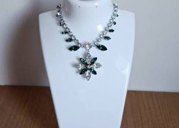 Naszyjnik ze szmaragdowymi markizami i kryształami.