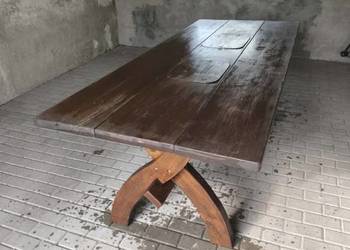 Solidny stół drewniany .