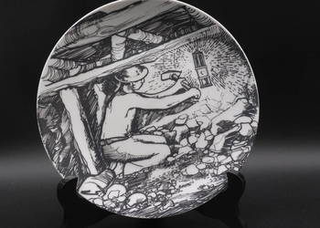 Talerz dekoracyjny z rysunkiem przedstawiającym scenę górniczą.