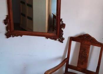 Meble antyczne: rzeźbione lustro i fotel gabinetowy. Gotowe do wstawienia.