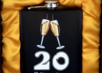 Piersiówka z Lejkiem na 20 Urodziny w Eleganckim Pudełku