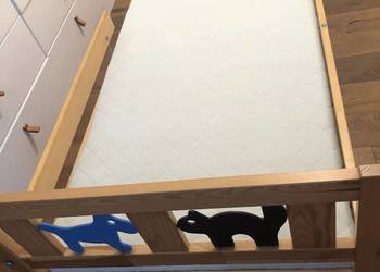 Drewniane pojedyncze łóżko dziecięce Ikea Kritter z materacem