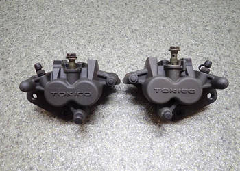 2 SZT. ZACISK HAMULCA PRZÓD PRAWY LEWY ABS KAWASAKI KLE 650 VERSYS 06-09R 2 SZT. ZACISK HAMULCA PRZÓD PRAWY LEWY ABS KAWASAKI KLE 650 VERSYS 06-09R