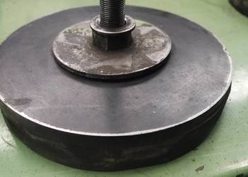 Wibroizolatory podstawy do maszyn stopa poziomująca