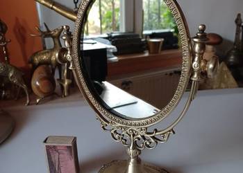 Piękne, stojące lusterko w mosiężnej obudowie.