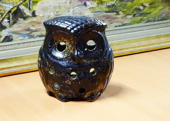 Ceramiczny świecznik w kształcie sowy, wykonany z ciemnej, szkliwionej cera Ceramiczny świecznik w kształcie sowy, wykonany z ciemnej, szkliwionej cera