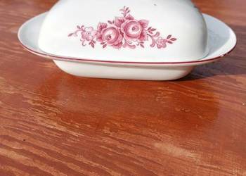 Porcelanowa maselnica z różowym motywem róż pochodzi z niemieckiej wytwórni