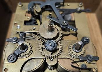 Zabytkowy zegar wiszący na części mechanizm wahadło obudowa kluczyk