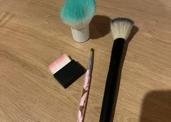 Różne pędzelki do makijażu
