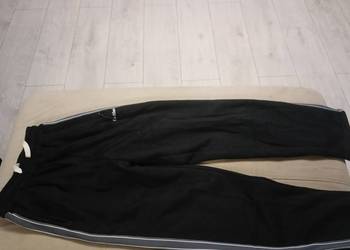 Czarne spodnie dresowe z lampasem S/M Streetwear Y2K Zamek przy nogawce