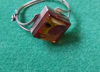 Srebrna bransoleta z naturalnym bursztynem.