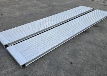 Najazdy aluminiowe frezowane 3000x340x40mm moc.na kątownik nośność 2,0 t.
