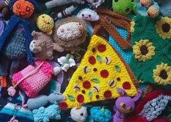 Szyfrowane breloczki, pluszaki i torebki