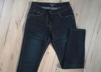 Damskie spodnie z ciemnego denimu w idealnym stanie