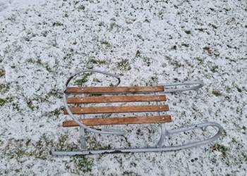 Sanki metalowe z oparciem