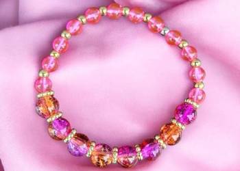 Bransoletka z brzoskwiniowo różowymi koralikami z efektem roztrzaskanego sz