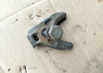 AUDI 80B3 B3 VW 1.8 UCHWYT ZABEZPIECZENIE APARATU ZAPŁONOWEGO