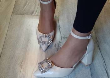 (40/41) Beżowe, bogato zdobione czółenka wieczorowe z zapięciem, NOWE