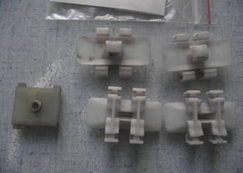 Mercedes E 210. Spinki listwy drzwi.