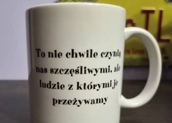 Foto Kubek z tekstem "To nie chwilę czynią nas szczęśliwymi, ale ludzie..."