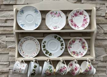 Sygnowane filiżanki na drewnianej półce filiżanka z porcelan Sygnowane filiżanki na drewnianej półce filiżanka z porcelan