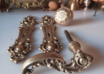 Piękne, stare, zabytkowe klamki i szyldy pałacowe. Mosiądz.