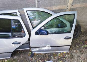 Volkswagen Golf 4 drzwi klapa