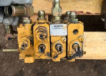 Rozdzielacz hydrauliczny trzysekcyjny HUSCO