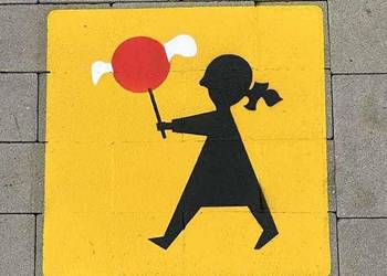 Mini znaki drogowe malowane to pomoc dydaktyczna dla dzieci