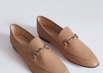 Jasnobrązowe loafersy ze srebrnymi klamrami mokasyny Reserved 40 NOWE