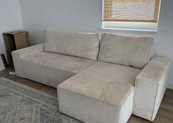 Beżowa sofa w dobrym stanie