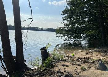 Działka z linią brzegową nad Jeziorem Wolskim.