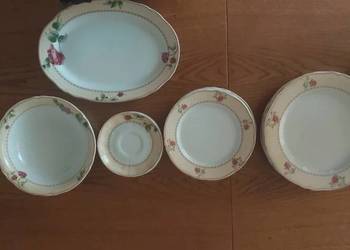 Serwis obiadowy firmy Flirt. Motyw kwiatowy w róże