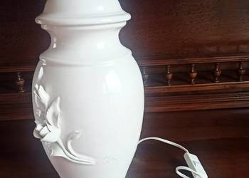 Lampa z białej porcelany. Dekor to różyczki, z jednej strony Lampa z białej porcelany. Dekor to różyczki, z jednej strony