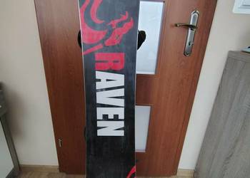 Deska snowboardowa, wiązania, kask, akcesoria