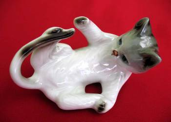 Kot - zabawny kociak bawi się ogonem - 6 x 9 x 5 cm Porcelana