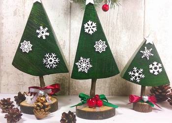 Dekoracyjne choinki z białymi śnieżynkami.