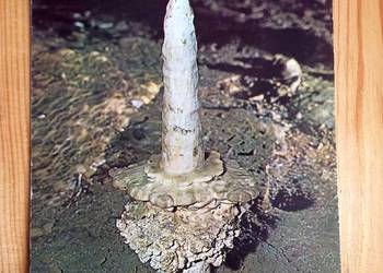 WIDOK NA STALAGMIT W JASKINI NIEDALEKO MIASTA SLOUP