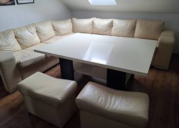 Sofa skorzana i stół kolor beżowy