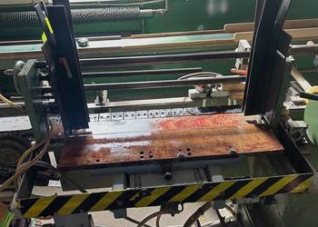 Uniwersalny podajnik elementów do maszyny z magazynkiem